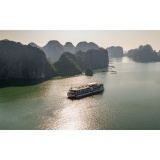 Tour du thuyền Vịnh Lan Hạ đang được nhiều khách du lịch yêu thích và lựa chọn. Bạn có cơ hội tham quan Vịnh Lan Hạ bằng du thuyền siêu sang theo phong cách đông dương rất độc đáo.