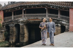 Một cặp đôi U80 chụp bộ ảnh hấp hôn kỷ niệm 50 năm ngày kết hôn tại Phố cổ Hội An rất đẹp, tình cảm khiến nhiều người ngưỡng mộ. Tình yêu 50 năm không thay đổi rất đáng để ngưởng mộ.