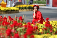 Một con đường hoa tết dài khoảng 700m nằm ở Hồ Bán Nguyệt, Quận 7 đã khai trương để phục vụ người dân chơi xuân. Nhiều người dân TPHCM đã đến đây vui chơi, chụp ảnh tết không khí nhộn nhịp và vui tươi.