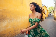 Phố cổ Hội An đã khống chế dược dịch Covid 19, Phố cổ Hội An đã dần mở cửa lại để chào đón du khách. Hoa Hậu Tiểu Vy thực hiện bộ ảnh quảng bá du lịch Phố cổ Hội