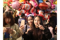 Người dân chơi Giáng Sinh 2020 rất vui, hoành tráng và lộng lẫy. Người dân Hà Nội rủ nhau đến phố đi bộ, trung tâm thương mại để hưởng một ngày noel trọn vẹn. Phố phường Hà Nội trang trí ánh đền, cây thông Noel rất lung linh, tươi tán và đầy sắc màu