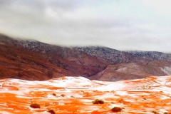 Dây là lần thứ 2 trong lịch sử tuyết rơi trên sa mạc Sahara, chuyện kỳ lạ này đã xuất hiện cách đây hơn 40 năm về trước.