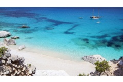 Vào mùa hè nóng nực, du khách rất thích du lịch đến các bãi biển để tận hưởng không khí cảnh đẹp tuyệt vời. Không có gì tuyệt vời hơn việc ngâm mình trong các bãi biễn tuyệt ở Châu Âu vào một ngày hè nóng bức.