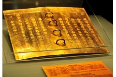 Theo lịch sử Việt Nam và thế giới ghi lại, Triều Nguyễn có nhiều chế tác sách bằng vàng ròng của những bậc vua chúa được xem là báu vật quốc gia. Hiện tại, mỗi dịp lễ lớn những kim sách sẽ được trưng bày ở các bảo tàng quốc gia Việt Nam.