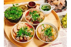 Du khách đến Việt Nam không chỉ bị mê hoặc bởi cảnh sắc thiên nhiên đa dạng mà còn ấn tượng sâu sắc với nền ẩm thực phong phú, đậm đà bản sắc. Trong đó, các món bún truyền thống luôn được yêu thích nhờ hương vị hài hòa, dễ ăn và giàu giá trị dinh dưỡng.