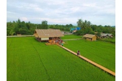 Về Nhà Homestay là một điểm dừng chân mới mẻ và đầy hấp dẫn tại Bến Tre, thu hút du khách bởi không gian đậm chất miền quê Nam Bộ. Đến đây, bạn sẽ được tận hưởng bầu không khí yên bình, thư thái giữa vườn cây xanh mát, cùng những trải nghiệm gần gũi với đ