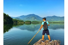 Hồ Hòa Trung là một địa điểm du lịch ở Đà Nẵng mới nổi và là địa điểm yêu thích của các dân phượt. Ở đây, Bạn có thể có được những buổi cắm trại tuyệt vời cùng bạn bè và sáng tạo ra những bức ảnh để đời.
