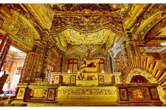 Lăng vua Khải Định ở Huế là một địa điểm du lịch rất hấp dẫn thu hút rất nhiều khách du lịch đến tham quan và chụp ảnh. Lăng Vua Khải Định được nhiều nhà nghiên cứu lịch sử cho là dỉnh cao của nghệ thuật khảm sành sư cung đình Huế.