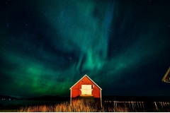 Du lịch Na Uy vào mùa thu, bạn sẽ được tận hưởng phong cảnh thiên nhiên hữu tình còn có thể ngắm cực quang tuyệt đẹp. Ngắm cực quang ở Na Uy rất tuyệt diệu là một kỷ niệm rất đáng nhớ.