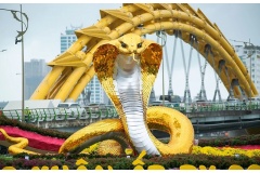 Năm 2025 là xuân Ất Tỵ là năm con rắn. Trên cả nước đang trang trí các linh vật rắn để chào xuân. Chúng ta cùng ngắm linh vật rắn trên cả nước khám phá thêm nhiều điều thú vị.