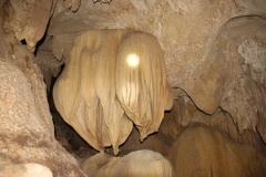 Đầu tháng 8, người dân Quảng Trị vừa phát hiện một hang động rất đẹp trong lúc đi rừng. Theo mô tả và hình ảnh chụp lại của người dân thì đây là một hang động rộng và đẹp.