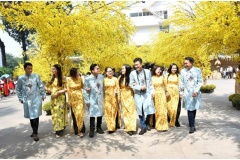 Một địa điểm để mọi người đi chơi tết Tân Sửu 2021 là phố ông đồ ở quận 1, TPHCM. Đến phố ông đồ ở TPHCM bạn có thể chụp ảnh tết, thưởng thức các món ăn và xem chương trình nghệ thuật độc đáo.