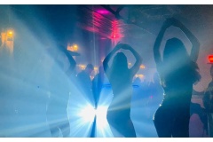 Ngắm cảnh đẹp trên bãi bển và thưởng thức tiệc tùng bất tận trên bãi biển là điểm thú bị nhất ở resort Sunset Beach Bar Phú Quốc theo tiêu chí “chơi cho đã vào ban đêm”. 