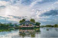 MMiếu Nổi tại TP.HCM, hay còn được biết đến với tên gọi Phù Châu Miếu, là một địa điểm tâm linh linh thiêng gắn liền với đời sống tín ngưỡng của người dân Sài Gòn. Không chỉ là nơi dâng hương, cầu bình an, miếu còn thu hút đông đảo du khách bởi kiến trúc 