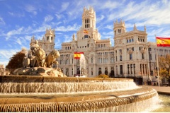 Thành phố Madrid, thủ đô của Tây Ban Nha, là một điểm đến đầy quyến rũ hòa trộn giữa nét vương giả cổ kính và nhịp sống hiện đại, sôi động. Khác với vẻ lãng mạn của Barcelona, Madrid thu hút du khách bởi những đại lộ tráng lệ, các bảo tàng nghệ thuật đẳng