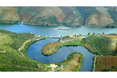 Nếu bạn có cơ hội du lịch đến Châu Âu đừng nên bỏ qua thú vui tao nhã ngồi du thuyền dạo sông ngắm cảnh. Những con sông êm đềm uốn lượn, yên bình sẽ làm cho bạn có cảm giác trở thành một “tiên nhân” nhàn hạ ở cõi trần.