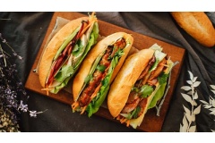 Vinh dự lớn lao, Bánh mì Việt Nam lọt vào top 10 bánh mì kẹp thịt ngon nhất thế giới năm 2025 theo bình chọn tạp chí CNN của Mĩ. Bánh mì Việt Nam mang hình ảnh Việt Nam ra toàn thế giới.