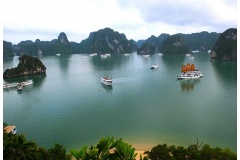 Nằm tại tỉnh Quảng Ninh, Cảnh đẹp Vịnh Hạ Long từ lâu đã khẳng định vị thế là biểu tượng của du lịch Việt Nam trên bản đồ thế giới. Với hệ thống hàng ngàn hòn đảo đá vôi kỳ vĩ và các hang động huyền bí, Vịnh Hạ Long liên tục nằm trong danh sách những điểm