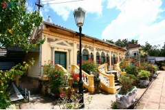 Nhà cổ Bình Thủy là một trong những điểm đến nổi tiếng bậc nhất tại Cần Thơ, thu hút đông đảo du khách trong và ngoài nước đến tham quan mỗi năm. Với kiến trúc độc đáo giao thoa giữa nét truyền thống và phương Tây, nơi đây không chỉ mang giá trị lịch sử l