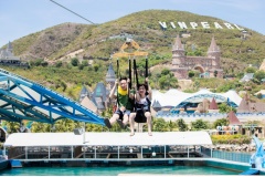 Vinpearl Land Nha Trang vừa khai trương một trò chơi mạo hiểm mới đang thu hút sự quan tâm của khách du lịch là đường trượt Zipline dài nhất và dốc nhất Việt Nam.